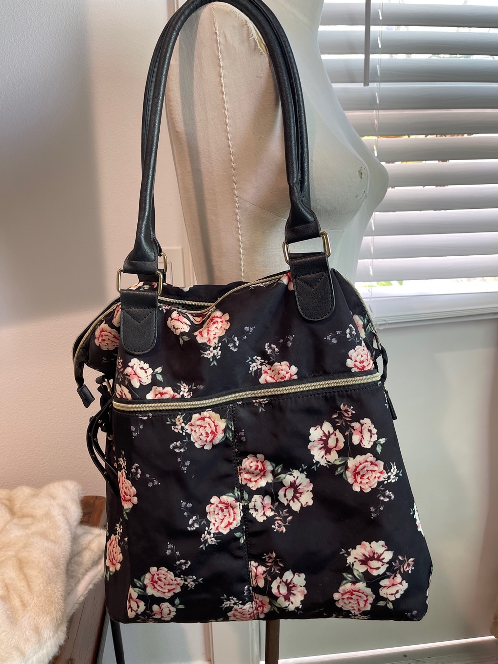 Beautiful Rose Tote Handbag with zipper closure